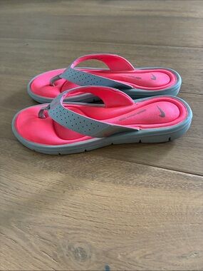 Nike Women’s Neon Pink and Gray Thong Sandals